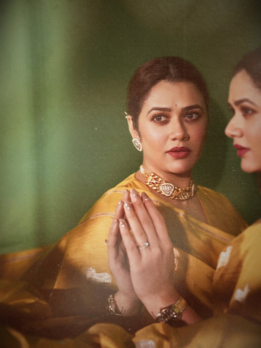 Girija Oak yellow saree look photos
