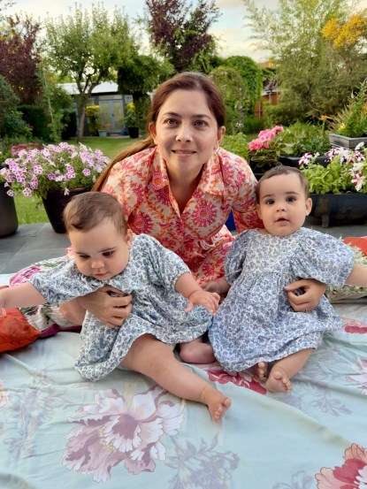 आज तिने तिच्या कुटुंबातील जुळ्या मुलींचा फोटो शेअर केला आहे.