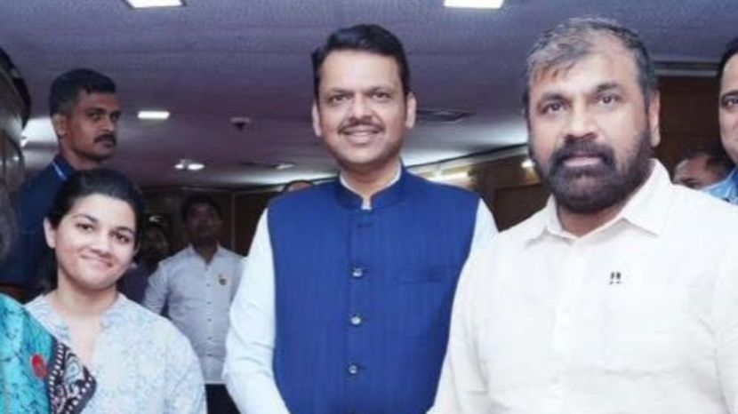 २०१९ मध्ये अहिर यांनी शरद पवारांची साथ सोडून शिवसेनेत प्रवेश केला. २०२० मध्ये अहिर यांची शिवसेनेच्या उपनेतेपदी नियुक्त करण्यात आली. (फोटो - X/ Sachin Ahir)