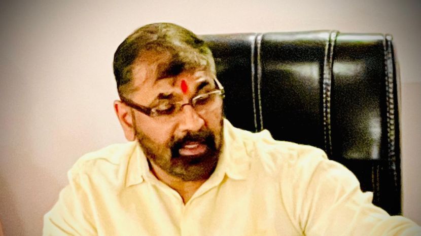 याशिवाय वेगळी ओळख म्हणजे सचिन अहिर अरुण गवळी (डॅडी) यांचे भाचे आहेत. अरुण गवळींची बहीण आशालता यांचे सचिन अहिर पुत्र आहेत. (फोटो - X/ Sachin Ahir)