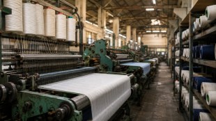 Ichalkaranji powerloom strike resolution meeting | Kolhapur textile industry labor strike ends | Suresh Halwankar mediation powerloom workers | Ichalkaranji yantramag dharak majuri vadh agreement