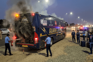 Gujarat Titans team bus short circuit accident after IPL Final | Gujarat Titans players safe after bus fire in Ahmedabad | आयपीएल फायनल पराभवानंतर गुजरात टायटन्स संघाच्या बसला अपघात | गुजरात टायटन्स खेळाडूंची बस शॉर्ट सर्किटमुळे धूर