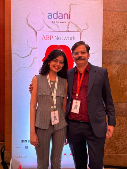 जाई खऱ्या आयुष्यात सोशल मीडियावर सक्रिय असते आणि यामार्फत तिच्या दैनंदितन जीवनातील घडामोडी ती शेअर करत असते.