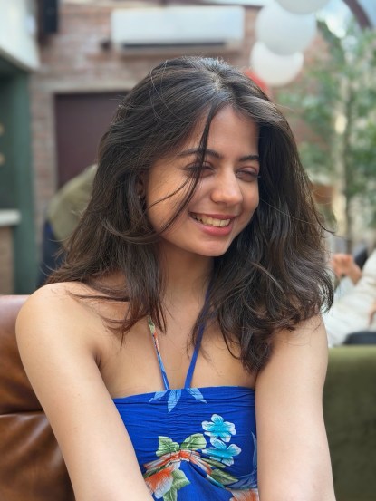 छोटे कानातले परिधान करत सिंपल मेकअप ठेवल्याने ती या लूकमध्ये खूपच सुंदर दिसतेय.