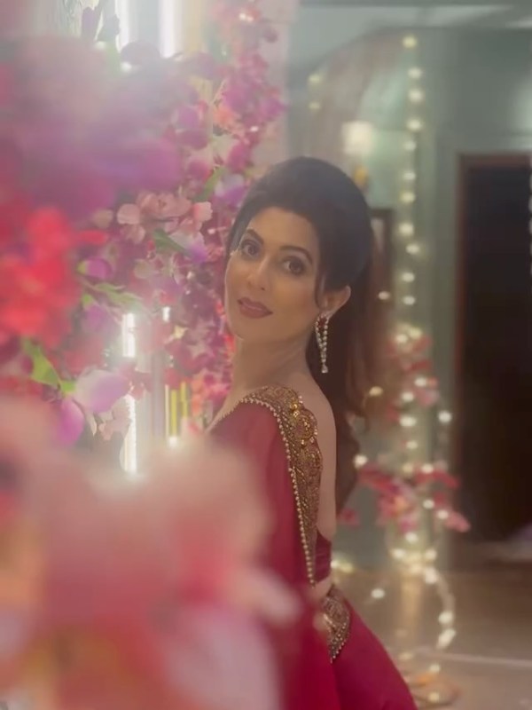 Maadhavi Nemkar Saree Reel Video