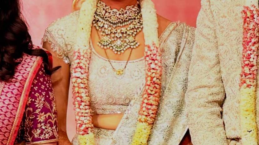 काळे मणी आणि दोन वाट्या इतकं साधं आणि मिनिमल मंगळसूत्र तिने परिधान केलं आहे.