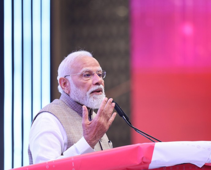 जीएसटी : एकसंध राष्ट्रीय बाजारपेठेची निर्मितीजुलै २०१७ मध्ये वस्तू आणि सेवा कर (GST) लागू करण्यात आला. केंद्र आणि राज्य सरकारांच्या विविध करांच्या जागी एकच अप्रत्यक्ष कर प्रणाली लागू झाली. स्वातंत्र्यानंतरच्या सर्वात मोठ्या करसुधारणांपैकी एक मानल्या जाणाऱ्या या निर्णयावर विरोधकांकडून आजही टीका होत असते.