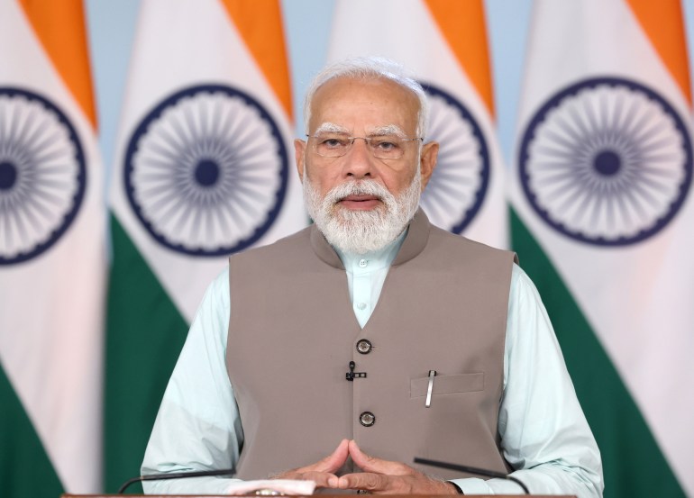 पंतप्रधान नरेंद्र मोदी यांनी बुधवारी आणखी एक ऐतिहासिक विक्रम आपल्या नावावर केला. सलग ४३९९ दिवस पंतप्रधानपद भूषवून ते भारताचे सर्वाधिक काळ अखंडपणे सेवा देणारे निवडून आलेले पंतप्रधान ठरले. याआधी हा विक्रम पंडित जवाहरलाल नेहरू यांच्या नावावर होता. त्यांनी सलग ४३९८ दिवस पंतप्रधान म्हणून काम केले होते. (सर्व फोटो - पंतप्रधान नरेंद्र मोदी संकेतस्थळ)