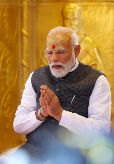 मेक इन इंडिया आणि आत्मनिर्भर भारतभारताला उत्पादन क्षेत्रातील जागतिक केंद्र बनवण्यासाठी ‘मेक इन इंडिया’ उपक्रम सुरू करण्यात आला. कोविड-१९ काळात ‘आत्मनिर्भर भारत’ अभियानाला अधिक गती मिळाली. इलेक्ट्रॉनिक्स, संरक्षण आणि सेमीकंडक्टरसारख्या क्षेत्रांत गुंतवणूक आकर्षित करण्यात या योजनांचा मोठा वाटा राहिला.