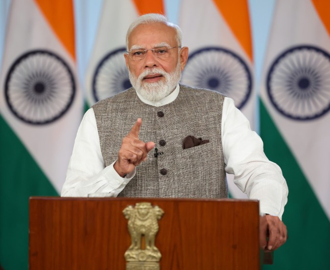 आयुष्मान भारत आणि आरोग्यसेवा विस्तार२०१८ मध्ये सुरू झालेली आयुष्मान भारत योजना जगातील सर्वात मोठ्या सार्वजनिक आरोग्य विमा योजनांपैकी एक आहे. या योजनेमुळे लाखो गरीब आणि निम्न-मध्यमवर्गीय कुटुंबांना आरोग्यसेवेचा लाभ मिळाला. जनऔषधी केंद्रांचा विस्तार आणि आरोग्य सुविधांवरील गुंतवणूकही वाढवण्यात आली.