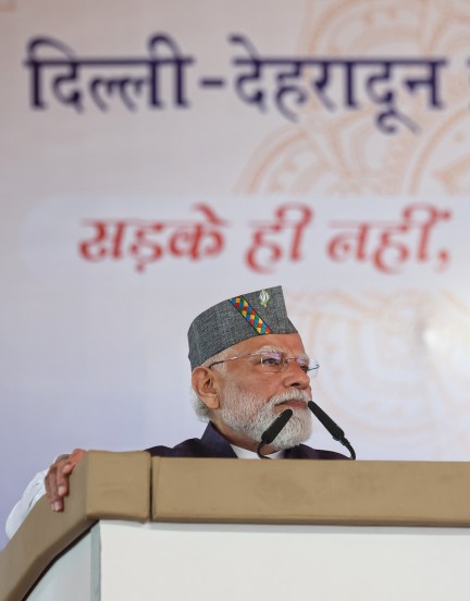 JAM त्रिसूत्री आणि थेट लाभ हस्तांतरणजनधन खाते, आधार आणि मोबाईल (JAM) या त्रिसूत्रीमुळे सरकारी अनुदाने थेट लाभार्थ्यांच्या खात्यात पोहोचू लागली. यामुळे गळती कमी झाली आणि लाभांचे वितरण अधिक पारदर्शक व प्रभावी बनले. डिजिटल प्रशासनाच्या क्षेत्रात हा मॉडेल जागतिक स्तरावर अभ्यासाचा विषय ठरला.