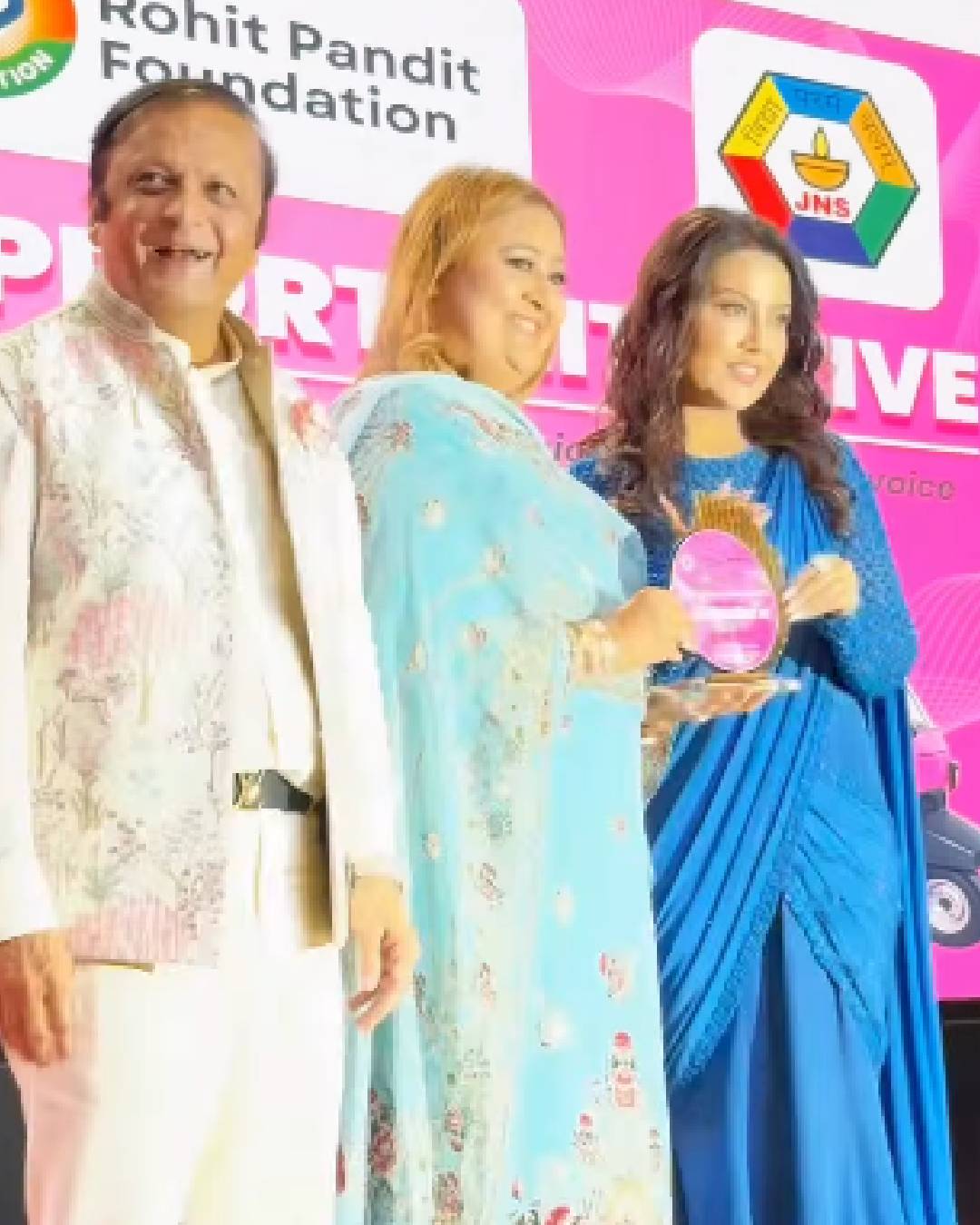 Amruta Fadnavis drives rickshaw