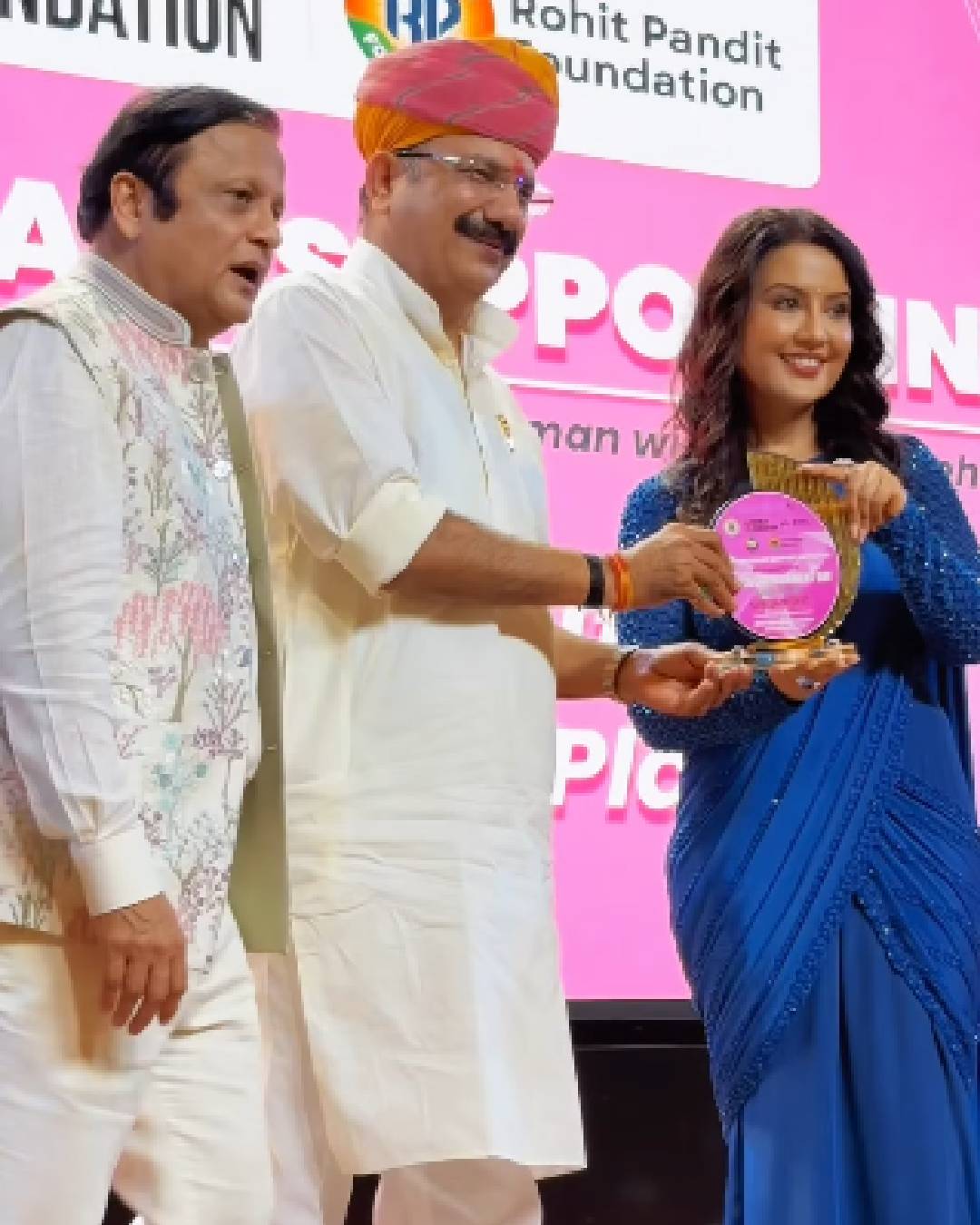Amruta Fadnavis drives rickshaw