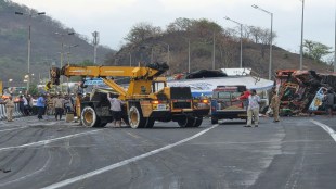 Mumbai Pune Expressway Khopoli road accident | Truck container Ertiga car crash Expressway | Khopoli highway accident today Harshad Kashalkar | Maharashtra highway police rescue operations
