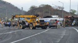 Mumbai Pune Expressway Road Accident : मुंबई-पुणे द्रुतगती मार्गावर भीषण अपघात; ट्रक चालकासह दोघांचा मृत्यू, तिघे जखमी