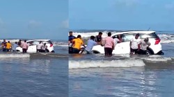 समुद्रात एसयूव्ही कार घालण्याचा हट्ट महागात; आंजर्लेच्या सावणे किनाऱ्यावर कार वाळूत रुतली
