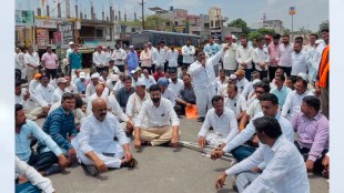 ahilyanagar rahuri shivsena rasta roko agitation | shetkari sena ravindra more farmers loan waiver protest | ahmednagar manmad highway traffic jam shiv sena | maharashtra farmers zero satbara devendra fadnavis scheme news