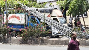 vasai waliv main road truck accident iron rods | dangerous freight transport vasai virar civic issues | kalpesh bhoir loksatta ground report palghar | maharashtra traffic police rules violation road safety