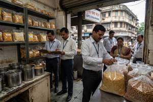 FDA action on Gupta Chana Bhandar Mulund | Tukaram Mundhe food safety raid | Unhygienic food seized in Mumbai | Food and Drug Administration Maharashtra news