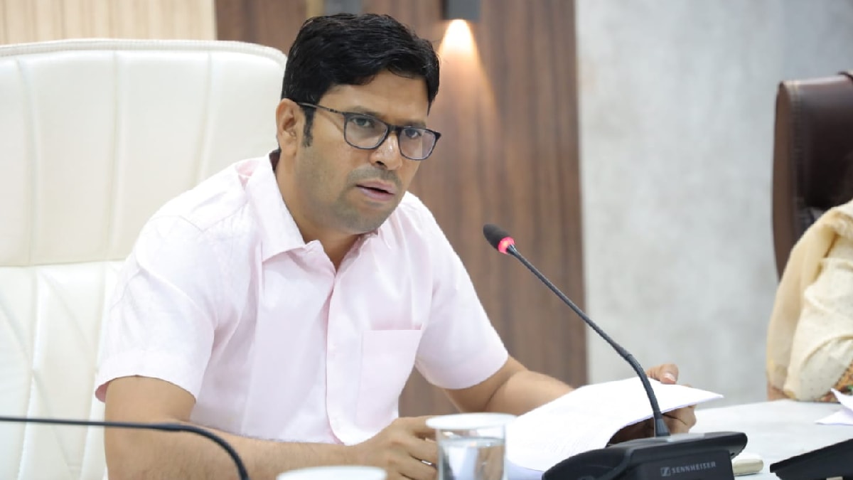 जिल्हा परिषदेच्या शाळांमधील पटसंख्या वाढीसाठी ‘शाळा प्रवेशोत्सव’ अभिनव उपक्रम! नांदेडचे जिल्हाधिकारी राहुल कर्डिले यांची संकल्पना