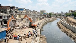 मिठी नदी खोलीकरण: कुर्ल्यातील ‘चौधरी कंपाऊंड’वरील पाडकाम कारवाई योग्यच, रहिवाशांना दिलासा देण्यास न्यायालयाचा नकार