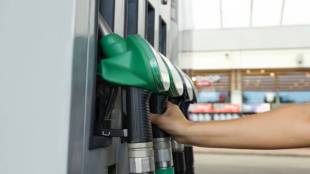 maharashtra farmers diesel crisis in can barrel | peso container rules for petrol pump | kharif sowing season fuel shortage tractor | amit gupta fameda statement on diesel supply