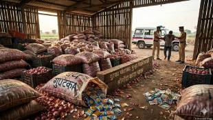 Ahilyanagar Police Seized Gutka Resold In Market | Shrigonda Police Station Crime Branch Raid | SP Mummaka Sudarshan Ordered Inquiry Gutka Scam | Maharashtra Police Narcotics Seizure Theft Case