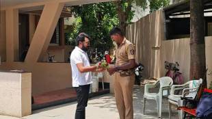 NSUI workers distributing roses at RSS Smriti Mandir Nagpur | Rahul Gandhi birthday celebration Nagpur Congress | Nagpur RSS Reshimbagh Smriti Mandir news updates | Harshvardhan Sapkal Congress Maharashtra