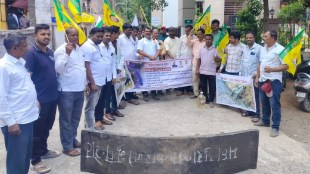 Krishna river water pollution Karad | Satara villagers protest at tehsil office | Algal bloom health crisis Maharashtra | Shetkari Sanghatana agitation Krishna river water quality