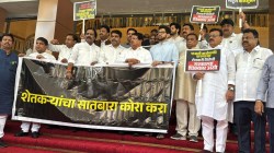 ‘नको अटी, नको शर्ती; शेतकऱ्यांचा सातबारा कोरा करा’! सरसकट कर्जमाफीसाठी विरोधकांचे विधानभवनाच्या पायऱ्यांवर आंदोलन