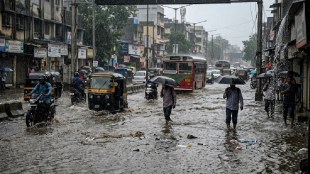 Mumbai rain waterlogging updates | Central Railway local train delayed | Mumbai Mayor Ritu Tawde inspection | Trans Harbour line traffic disrupted near Turbhe