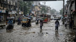 विलंबसरींतही विचका; पहिल्याच पावसाचा प्रशासकीय दाव्यांना तडाखा; अनेक भाग जलमय; रस्ते, रेल्वे वाहतुकीवर परिणाम