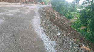 Mumbai Goa Highway Road Collapse | Sangameshwar Ratnagiri Highway Damage | Mumbai Goa Highway Monsoon Traffic Updates | Ratnagiri Mabhal Village Highway Crack