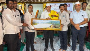 satara collector santosh patil ulumb village visit | wai taluka remote village public grievances meeting | balkawadi dam rehabilitation issue satara | vishwas pawar loksatta satara news update