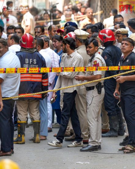 'इमारत एखाद्या शाफ्टसारखी, सर्व बाजूंनी बंद'मालवीय नगरमधील घटनास्थळी अग्निशामक दलाच्या गाड्या उशिरा पोहोचल्याचा आरोप रहिवाशांनी केला आहे. तथापि, दिल्ली अग्निशामक दलाचे (DFS) दक्षिण विभागाचे मुख्य अग्निशामक अधिकारी ए.के. मलिक यांनी सांगितले की, सकाळी ८.५० वाजता फोन आल्यानंतर लगेचच सात अग्निशामक गाड्या रवाना करण्यात आल्या होत्या आणि माहिती मिळताच गाड्यांची संख्या वाढवण्यात आली. (PTI Photo)