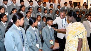 President Droupadi Murmu interacting with Gadchiroli tribal students | Rashtrapati Bhavan Delhi educational tour | Maharashtra ashram school students meet President | Tribal student education empowerment Maharashtra