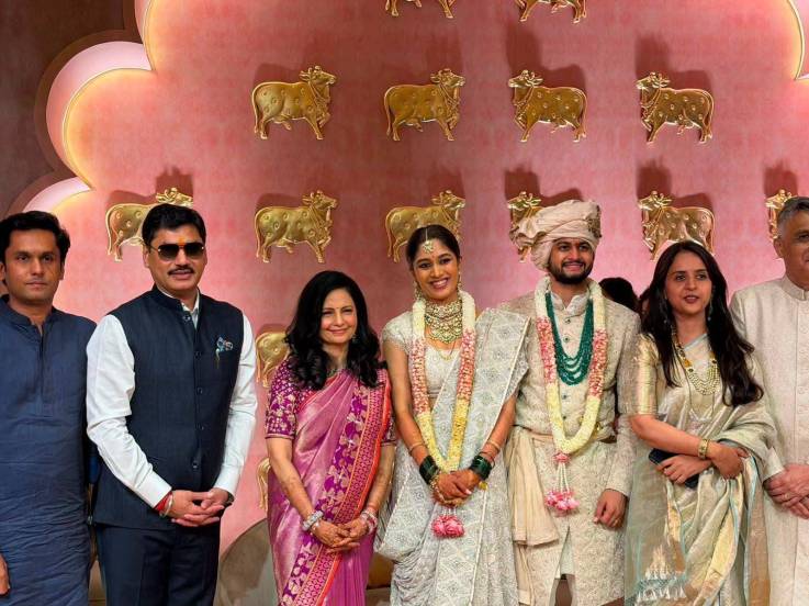 एवढ्या झगमगाटी लग्नात रेवती आणि तिचा पती सारंग लखानी यांच्या पेहरावाने लक्ष वेधून घेतलं.