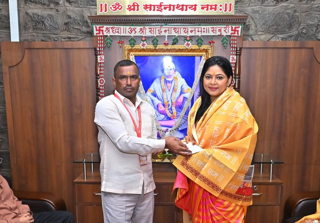 Shivani Baokar Shweta Shinde At Shirdi