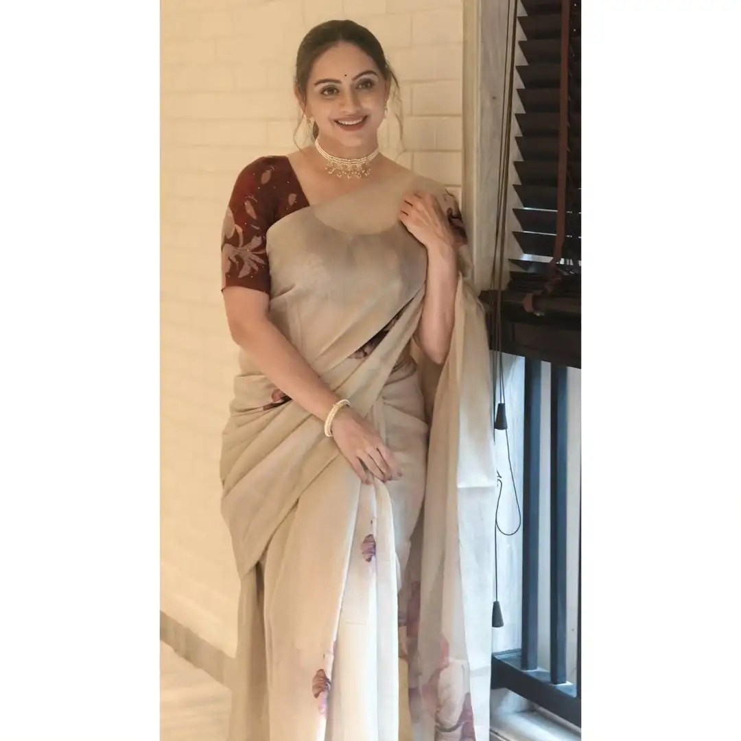 Shruti Marathe yellow nauvari saree look