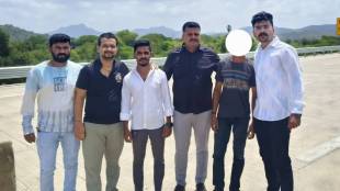 mandvi police rescue man tansa river | vasai crime breaking news loksatta | tansa river suicide attempt bhivandi | mumbai vadodara highway police rescue operation