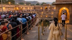 देवाचिये दारी पैसेवाल्यांची मातब्बरी?