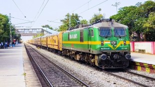 Amravati Jabalpur Express Delayed Pandhurna | Nagpur Railway Crime News | Police Sub Inspector Beats Railway Gateman | Maharashtra Railway Operations Disturbed