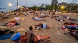 Mumbai Versova beach night crowd | Mumbai heatwave weather updates | Monsoon delay in Maharashtra | Mumbai residents sleeping on beach
