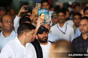 Abhijeet Dipke at Delhi airport for Cockroach Janta Party protest | Cockroach Janta Party live updates from Jantar Mantar Delhi | कॉक्रोच जनता पार्टी आंदोलन दिल्ली जंतरमंतर लाइव्ह | अभिजित दिपके दिल्ली विमानतळ कॉक्रोच जनता पार्टी