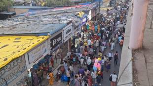 Ambernath railway station weekly market encroachment | Ambernath municipal corporation hawkers action | Umakant Gaikwad Ambernath municipality | Thane district civic issues traffic jam