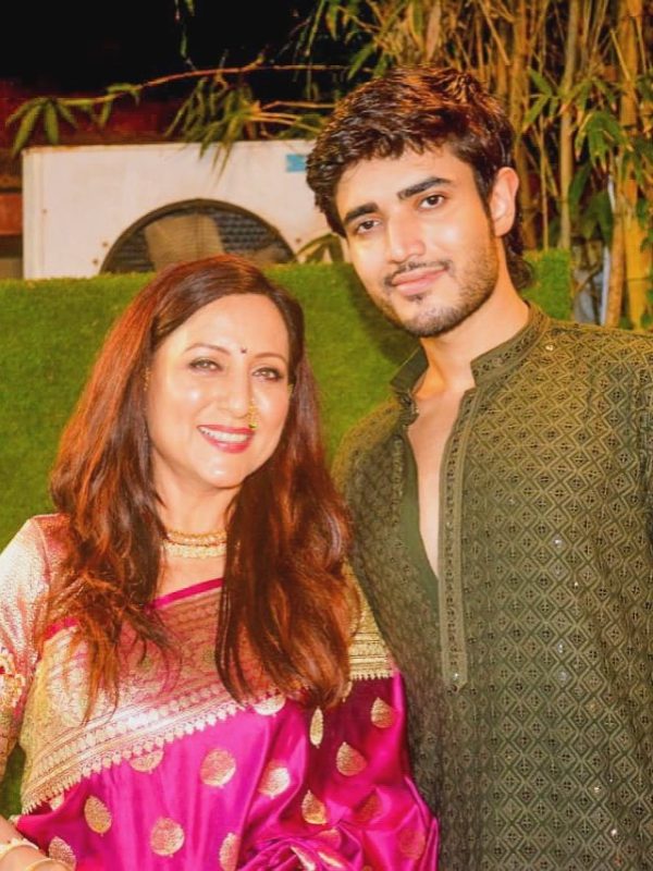 Kishori Shahane dance with son video