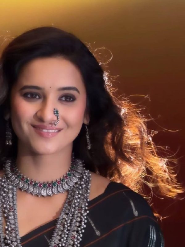 Shivani Surve reel on madhuri dixit song video