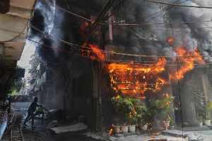 Delhi Restaurant Fire breaking news rescue operations | South Delhi Malviya Nagar Lemon Green restaurant blaze | दिल्ली रेस्टॉरंट आग मालवीय नगर अग्निशामक दल | दक्षिण दिल्ली हॉटेल भीषण आग दुर्घटना