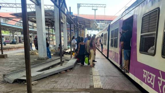 dombivli railway station local train delayed | central railway mumbai local updates | dombivli platform 3 train issue | emergency chain pulling technical fault railway
