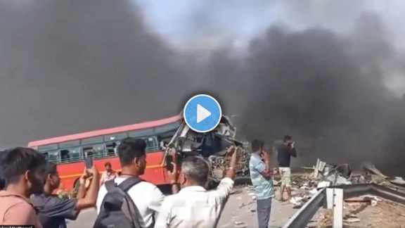 Gujarat ST Bus Accident site on highway | Maharashtra Passengers Death Burn in horrific crash | गुजरातमध्ये महाराष्ट्राच्या एसटी बसचा भीषण अपघात | होरपळून मृत झालेल्या प्रवाशांचे शवविच्छेदन आणि मदतकार्य